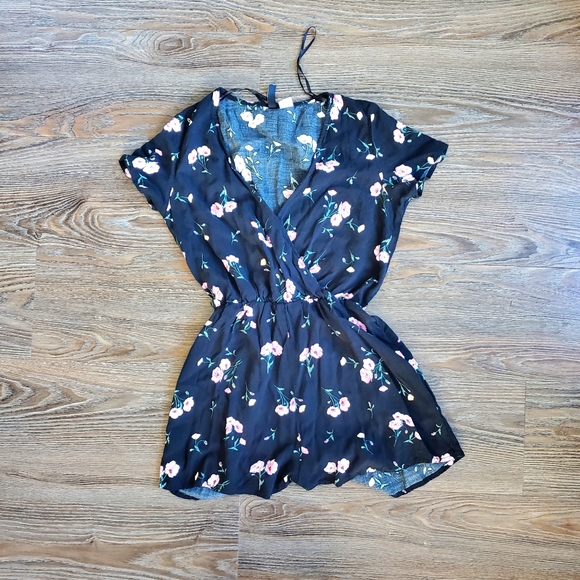 H&M floral black jumpsuit 🌸 US2 - Picture 1 of 2